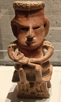 Figura femenina de arcilla con deformación craneal.