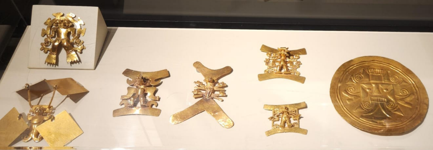 Figura de oro representando un chamán.