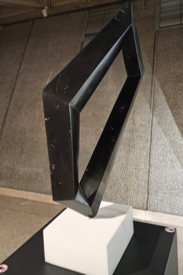 Escultura de la exposición 'Rutas Clandestinas'.